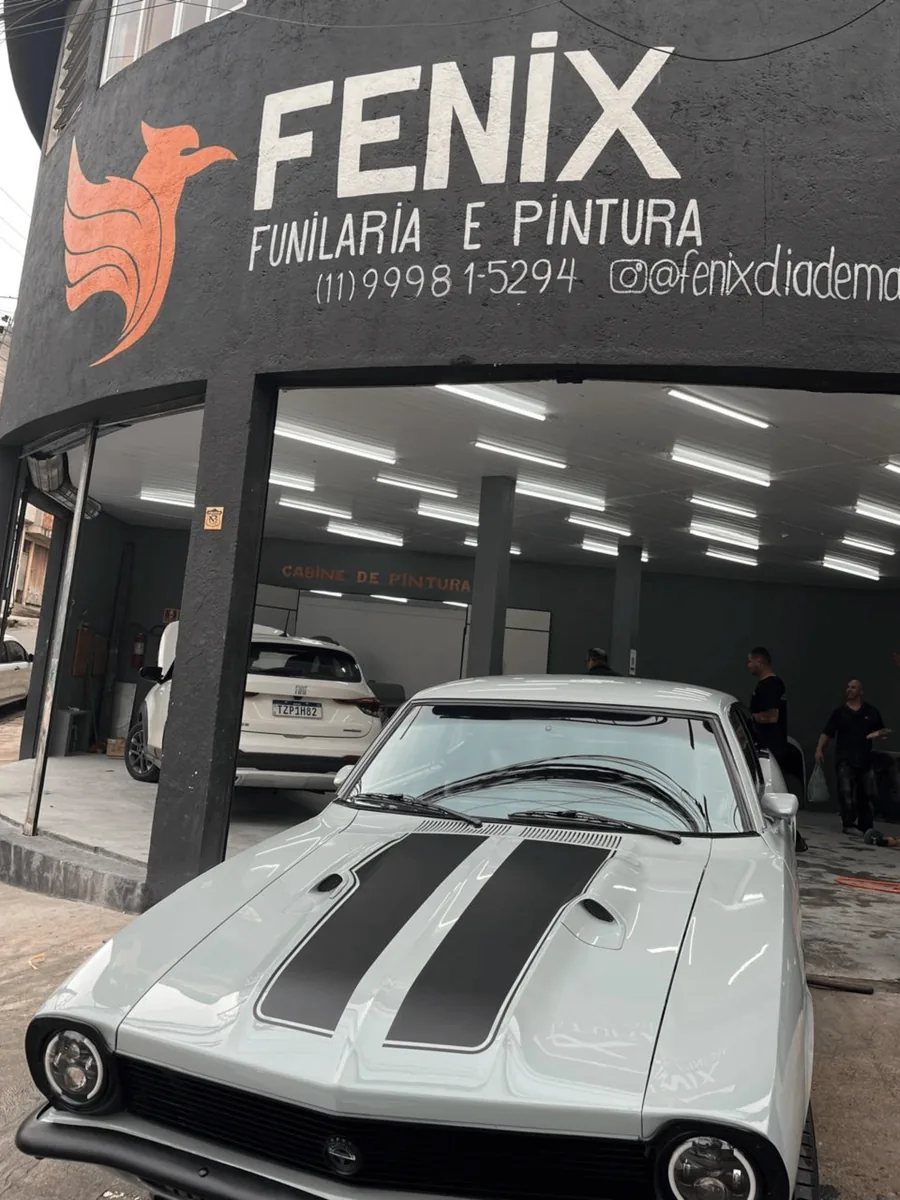 Fachada da Fenix Funilaria e Pintura em Diadema com carro clássico na entrada